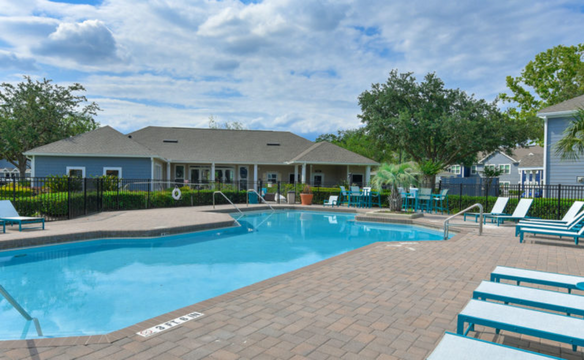 Swimming pool - Brooke Commons Apartments Orlando